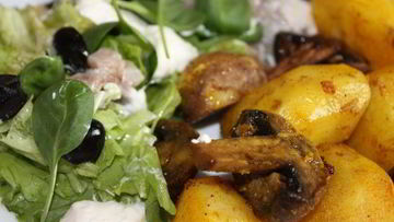 Рецепт Картофеля, запеченного с грибами и салат из слабосоленой сельди