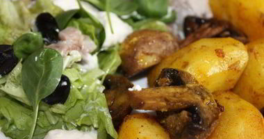 Рецепт Картофеля, запеченного с грибами и салат из слабосоленой сельди