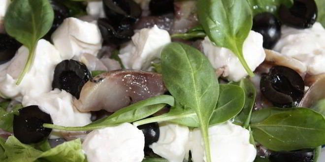 Рецепт картофеля, запеченного с грибами и салат из слабосоленой сельди