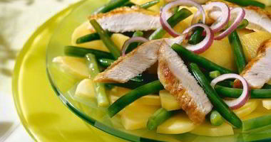 Рецепт Картофельно-фасолевого салат с кусочками индейки