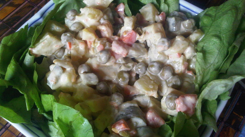 Как приготовить картофельный салат с горошком и сладким перцем