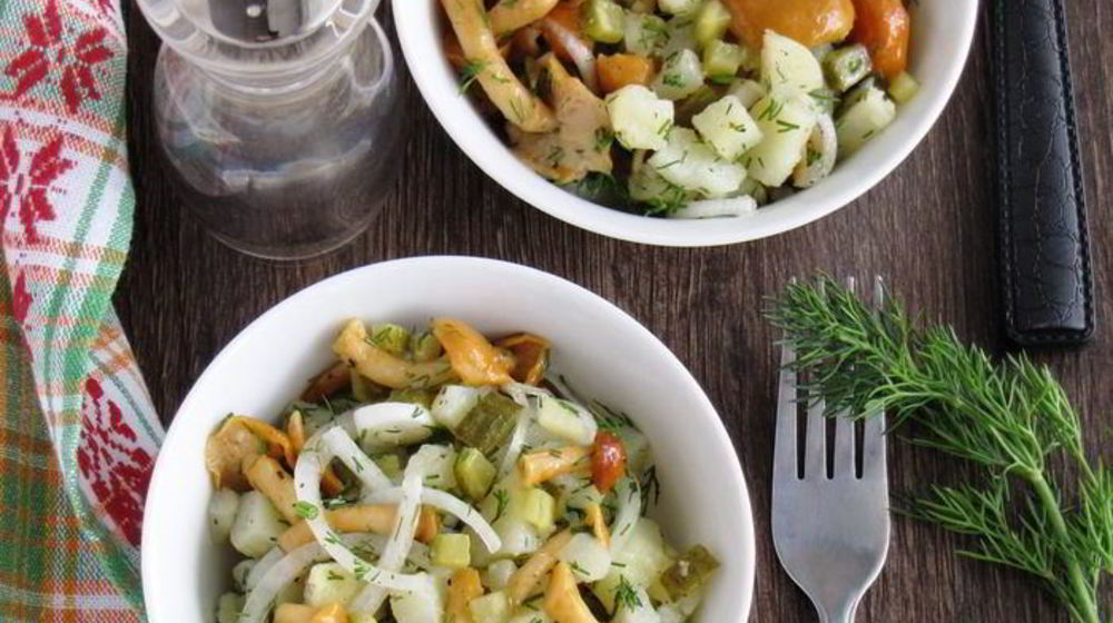 Как приготовить картофельный салат с грибами и маринованным луком