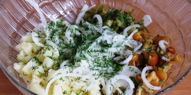 Рецепт картофельного салата с грибами и маринованным луком