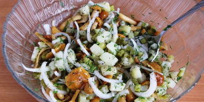 Рецепт картофельного салата с грибами и маринованным луком
