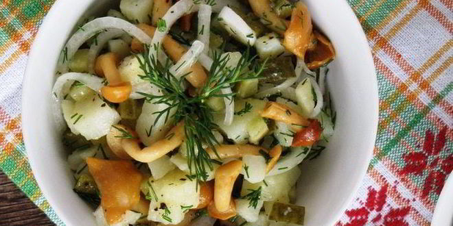 Рецепт картофельного салата с грибами и маринованным луком