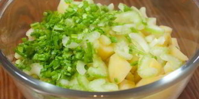 Рецепт картофельного салата с сельдереем