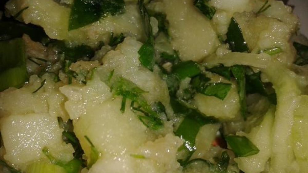 Как приготовить картофельный салат со шпинатом