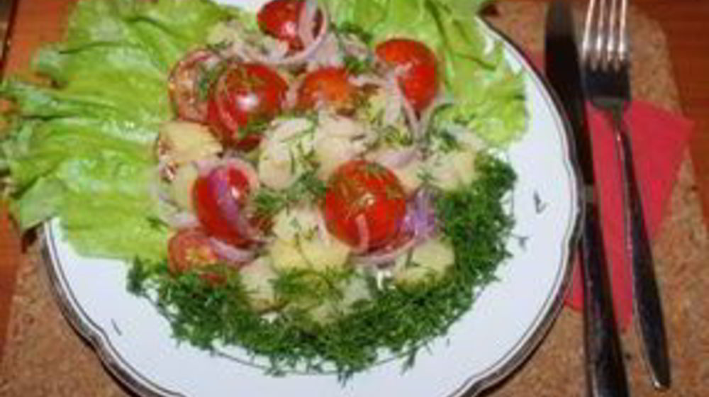 Как приготовить салат из картофеля с помидорами по-деревенски