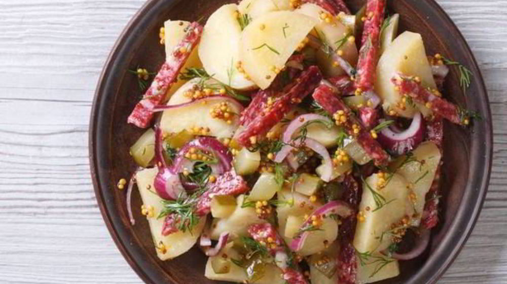 Как приготовить салат из молодого картофеля с колбасой