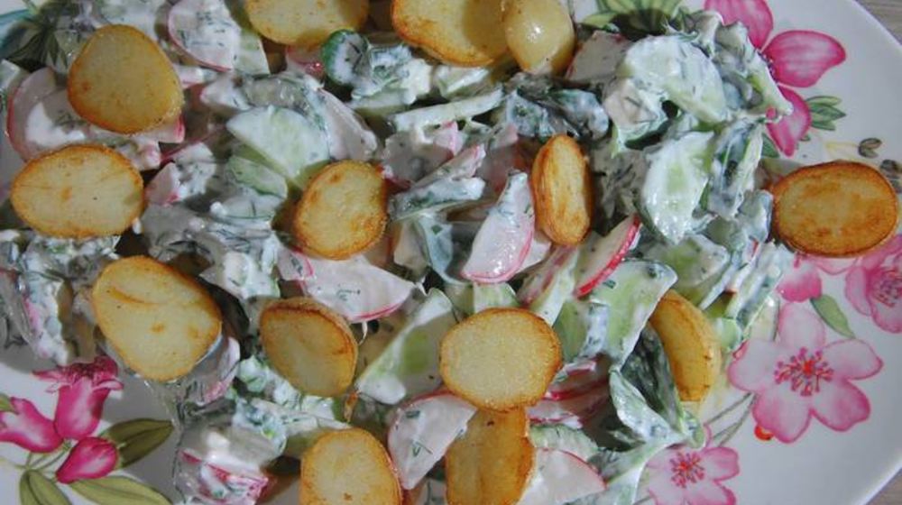 Как приготовить салат из молодого картофеля с редисом и заправкой из феты