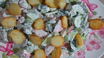 Рецепт Салата из молодого картофеля с редисом и заправкой из феты