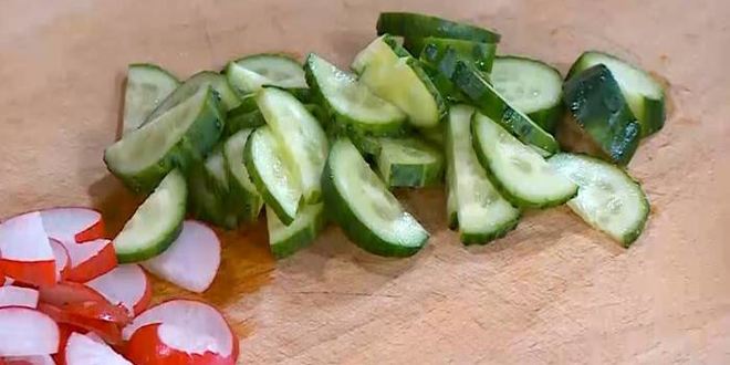 Рецепт салата из молодого картофеля с редисом и заправкой из феты