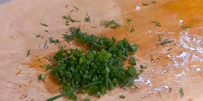 Рецепт салата из молодого картофеля с редисом и заправкой из феты