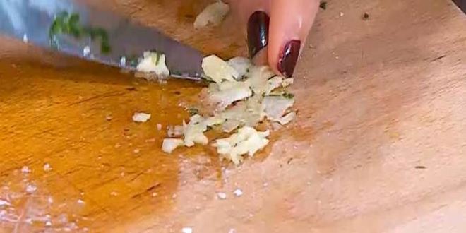 Рецепт салата из молодого картофеля с редисом и заправкой из феты