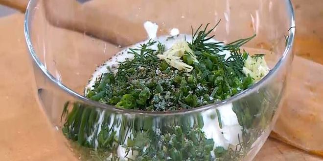 Рецепт салата из молодого картофеля с редисом и заправкой из феты