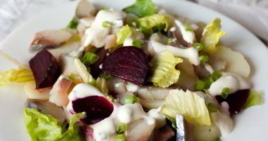 Рецепт Салата с картофелем, свеклой и копченой скумбрией