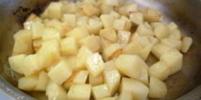 Рецепт салата с жареным картофелем