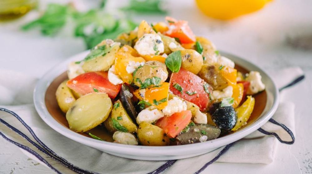 Как приготовить средиземноморский картофельный салат с оливками и фетой