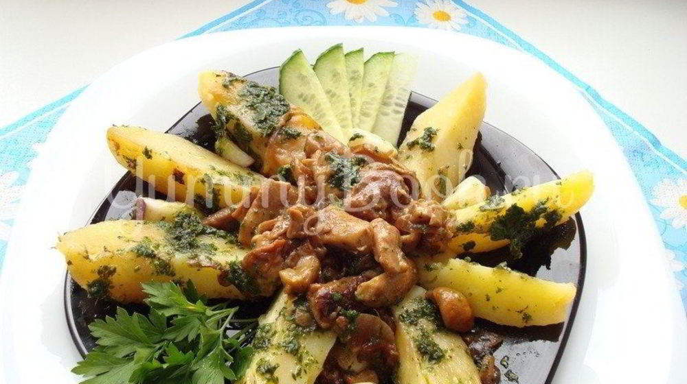 Как приготовить теплый картофельный салат с грибами