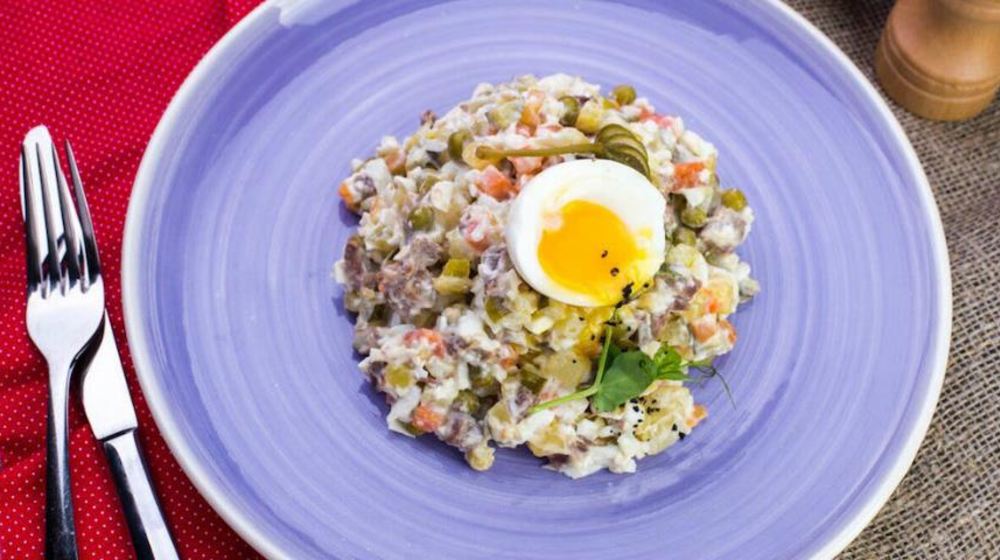 Как приготовить ностальгический салат оливье