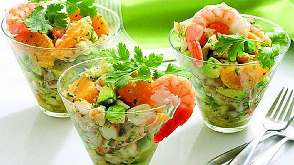 Как приготовить оливье с креветками и авокадо