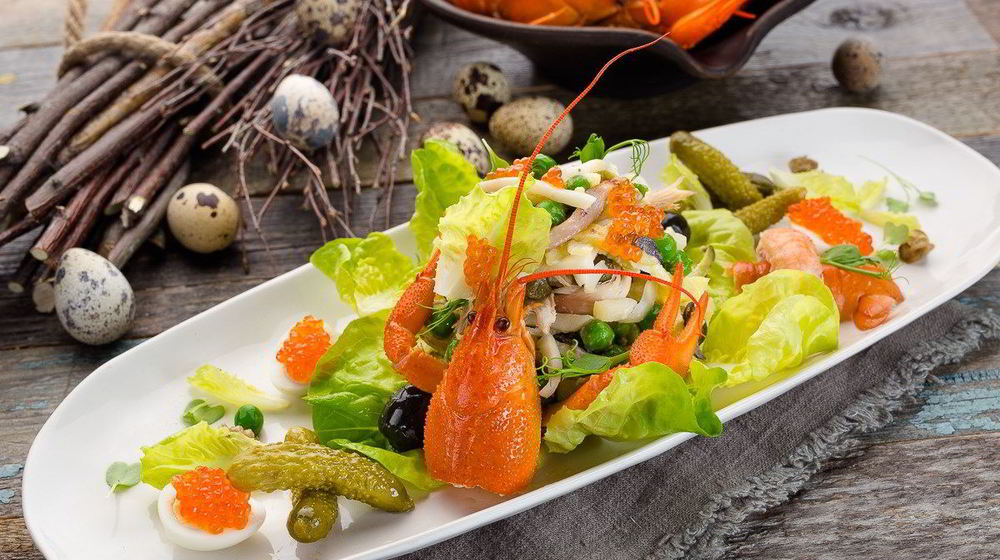 Как приготовить оливье с перепелками и раковыми шейками