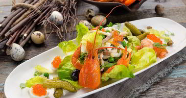 Рецепт Оливье с перепелками и раковыми шейками