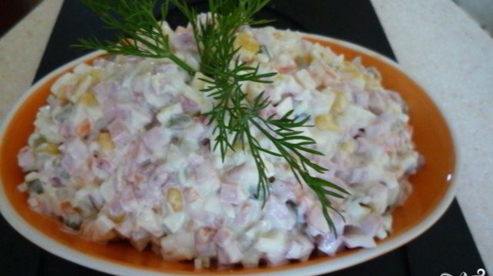 Как приготовить салат оливье с копченой колбасой