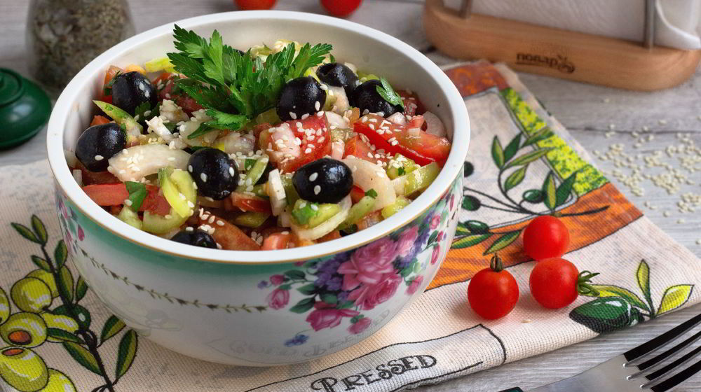 Как приготовить овощной салат с маслинами и кунжутом