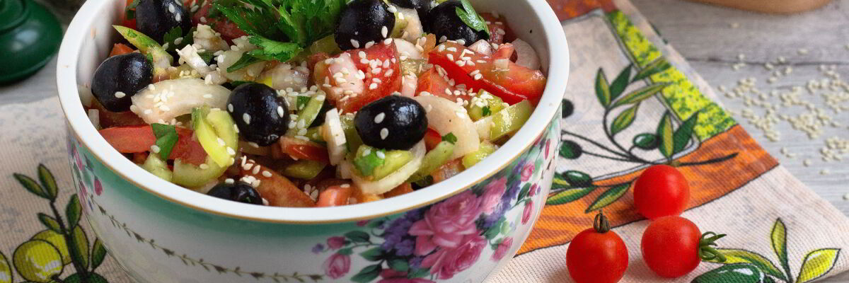 Рецепт Овощного салата с маслинами и кунжутом