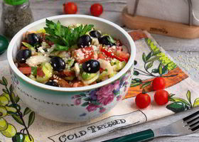 Рецепт Овощного салата с маслинами и кунжутом