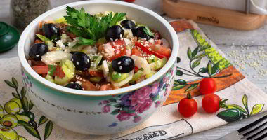 Рецепт Овощного салата с маслинами и кунжутом