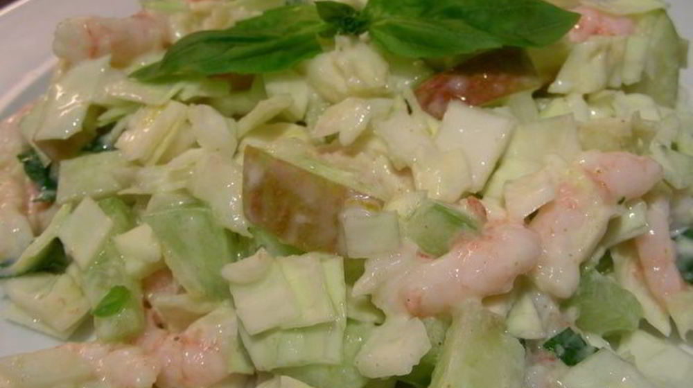 Как приготовить салат из капусты, креветок и яблок