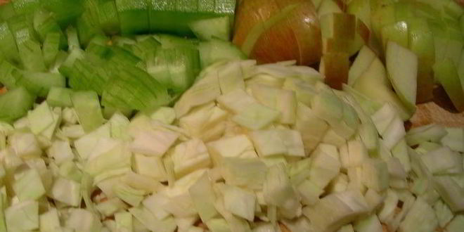 Рецепт салата из капусты, креветок и яблок