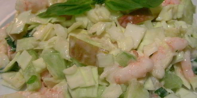Рецепт салата из капусты, креветок и яблок