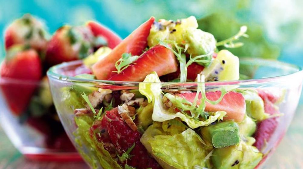 Как приготовить салат из клубники, киви и авокадо с медовой заправкой