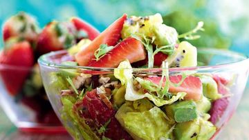 Рецепт Салата из клубники, киви и авокадо с медовой заправкой