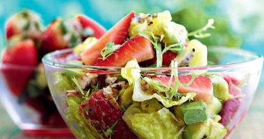 Рецепт Салата из клубники, киви и авокадо с медовой заправкой