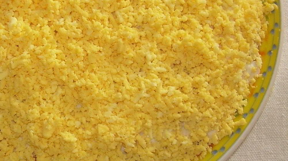 Как приготовить салат мимоза с картофелем и сайрой