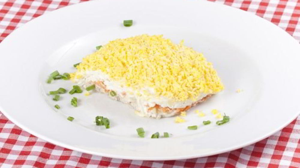 Как приготовить салат мимоза с печенью трески и яблоками