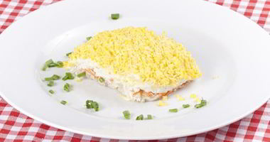 Рецепт Салата Мимоза с печенью трески и яблоками