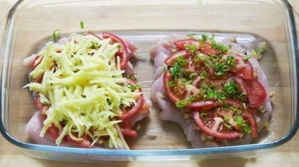 Как приготовить куриную грудку под шубой из грибов и картофеля