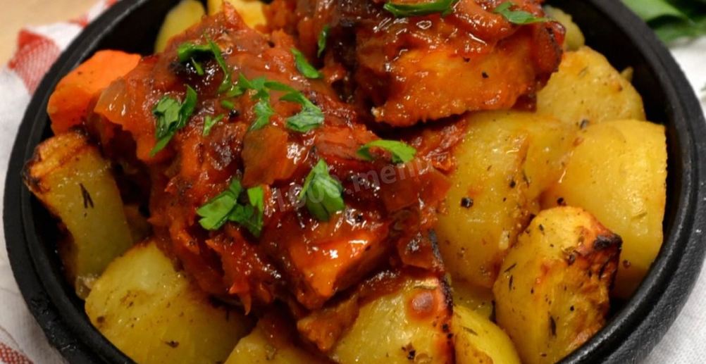 Рецепт свинину запеченную под шубой из перцев и помидор