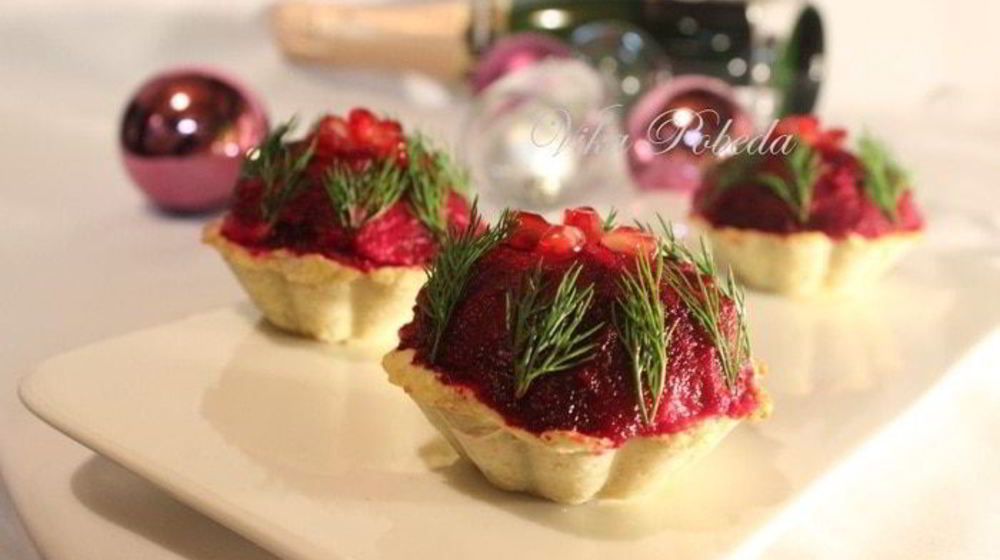 Как приготовить селедку под шубой в картофельных корзинках