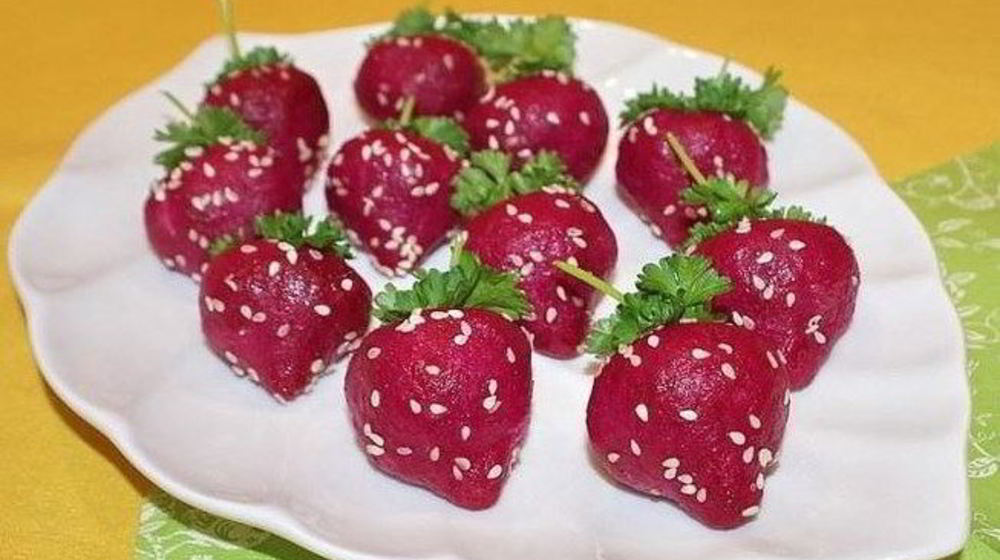 Как приготовить селедку под шубой в виде клубники