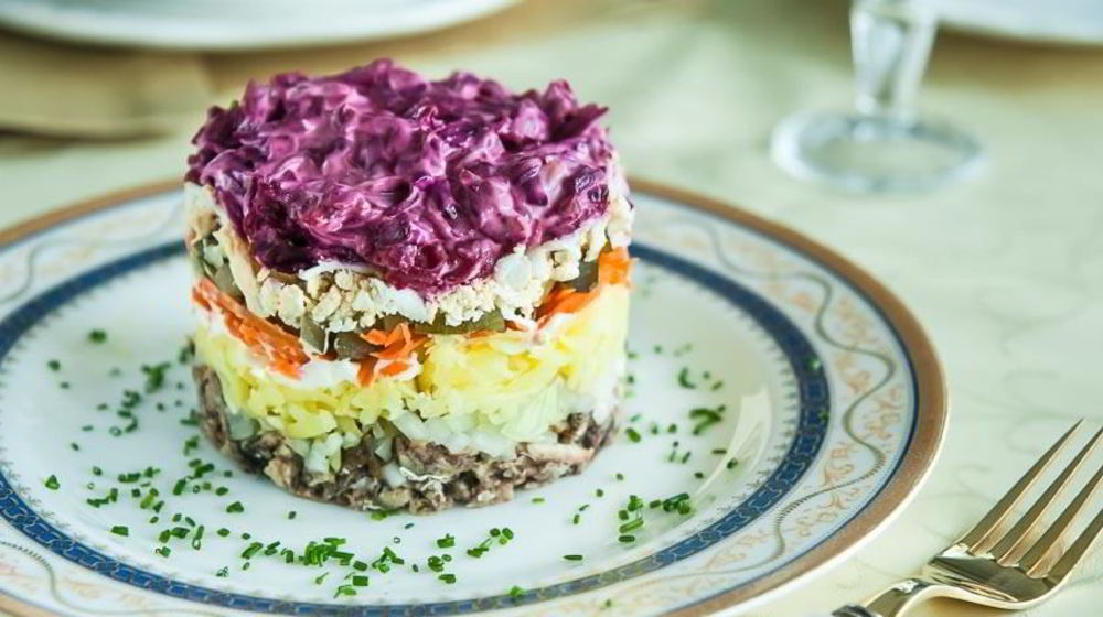 Как приготовить шпроты под шубой