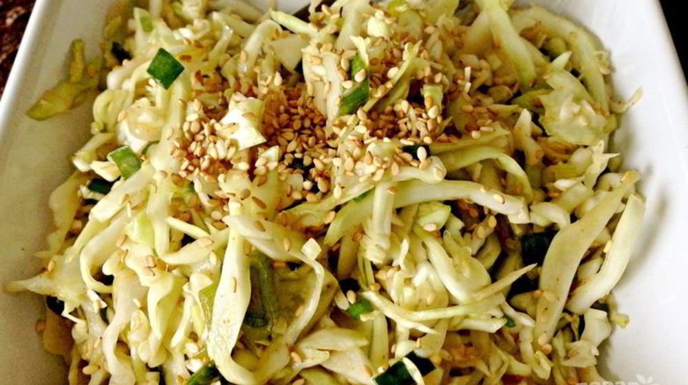 Как приготовить салат с капустой свежей