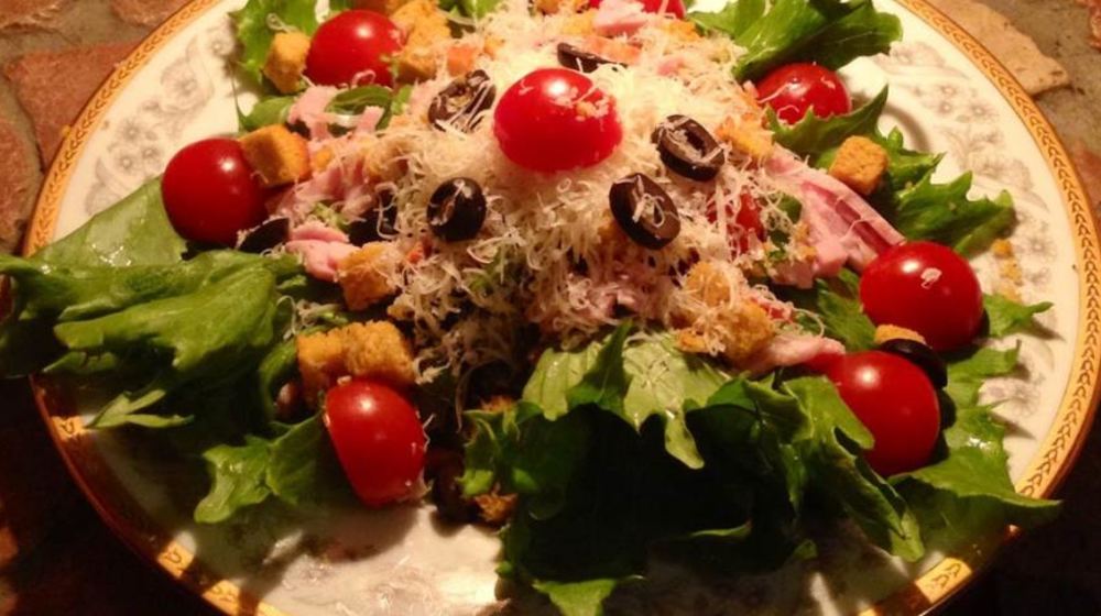 Как приготовить салат цезарь бесхитростный