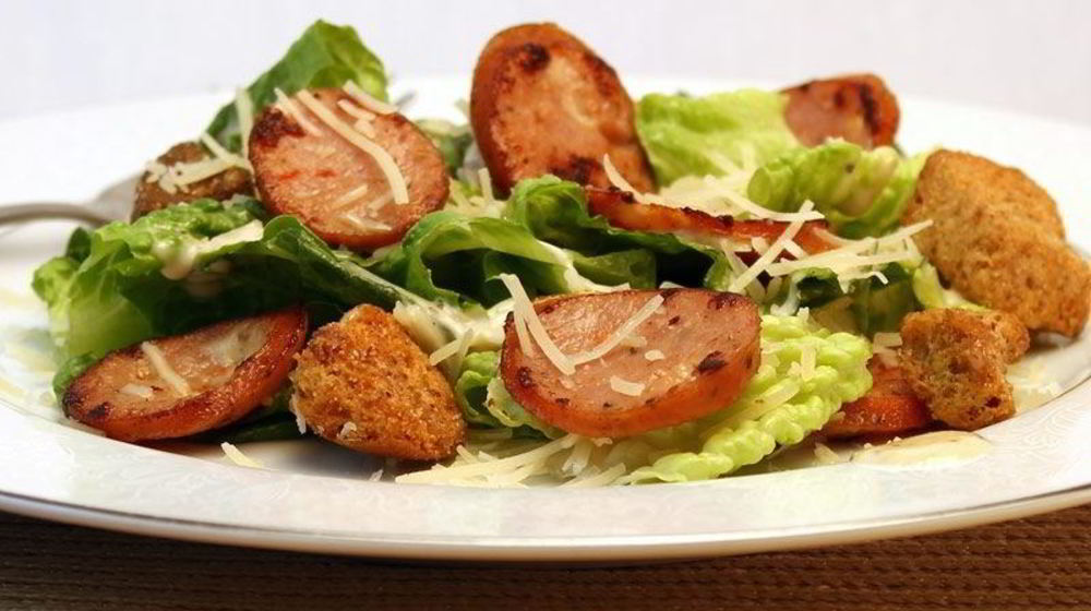 Как приготовить салат цезарь с колбасой