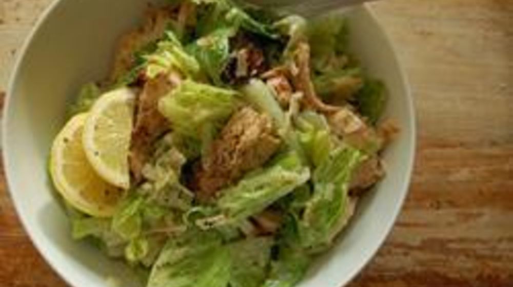 Как приготовить салат цезарь с копченой курицей и сухариками